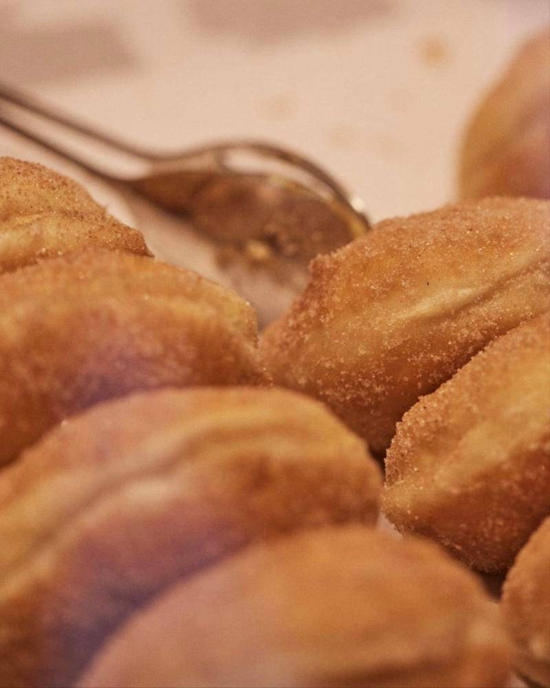 Bola de Berlim sem creme, rolada em açúcar e canela