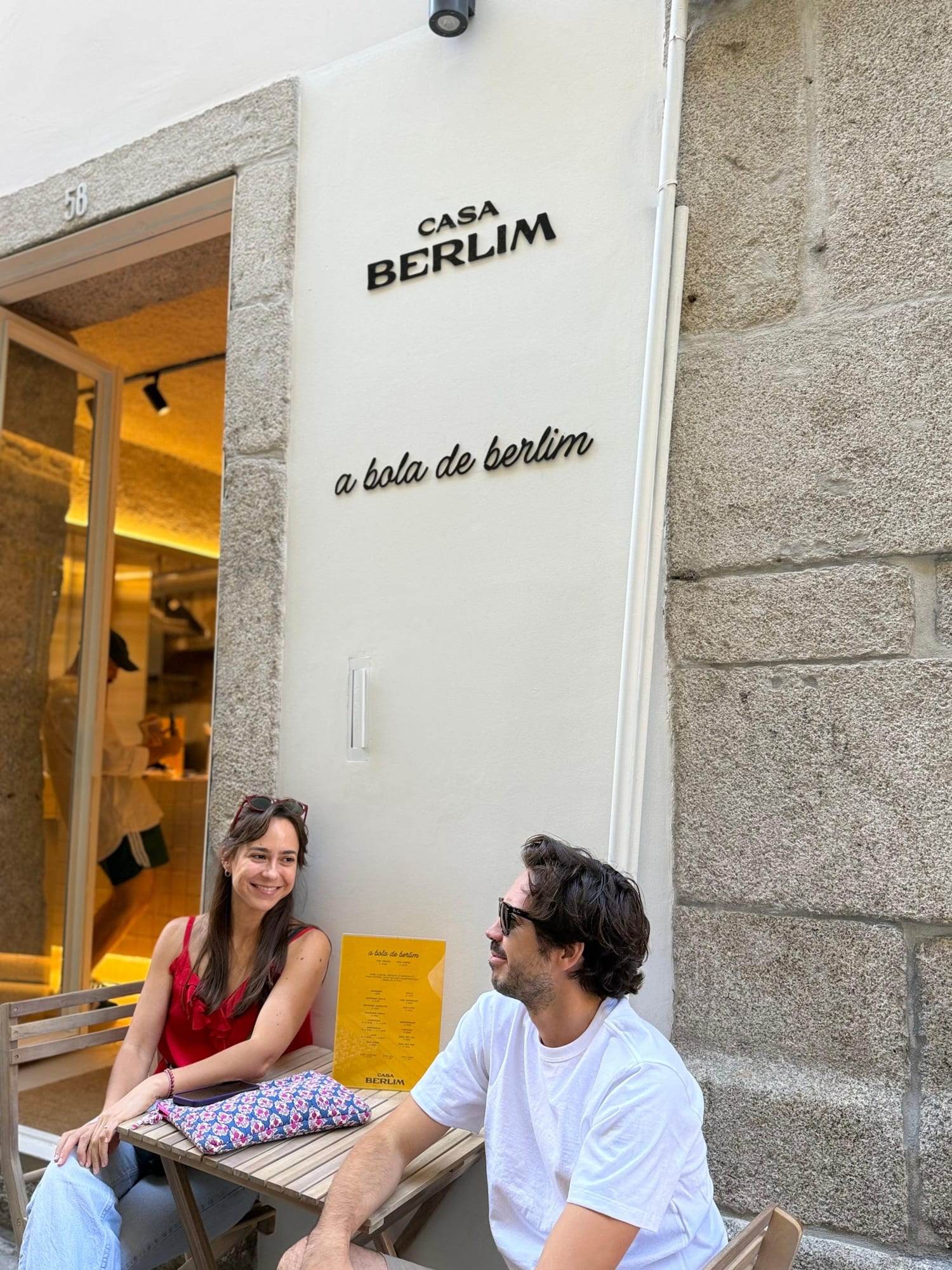 Dois clientes sentados à mesa à porta da Casa Berlim, na Rua da Ponte Nova