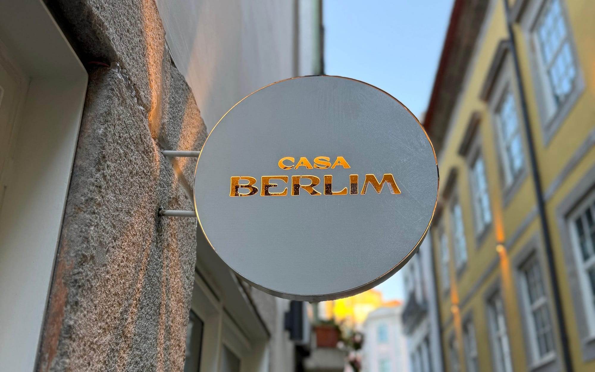Placa redonda iluminada da Casa Berlim na Rua da Ponte Nova, no Porto