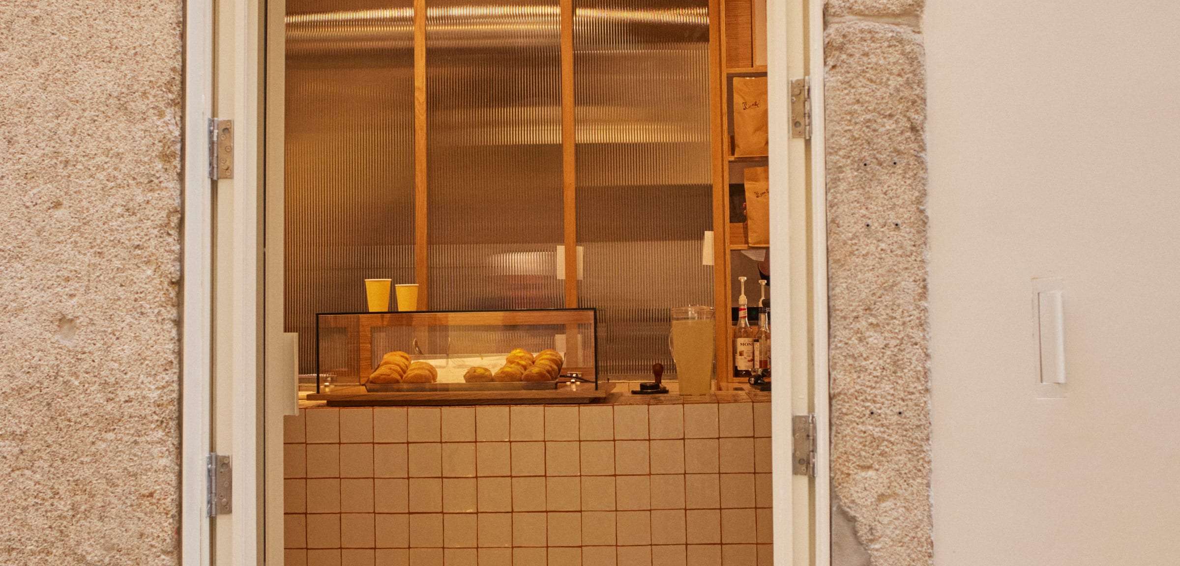 Porta de granito e vitrine com bolas de Berlim