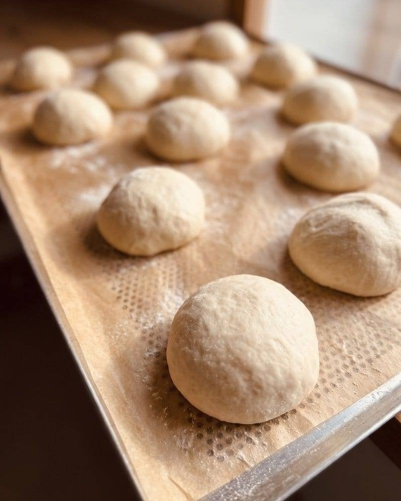Bolas de massa a levedar num tabuleiro