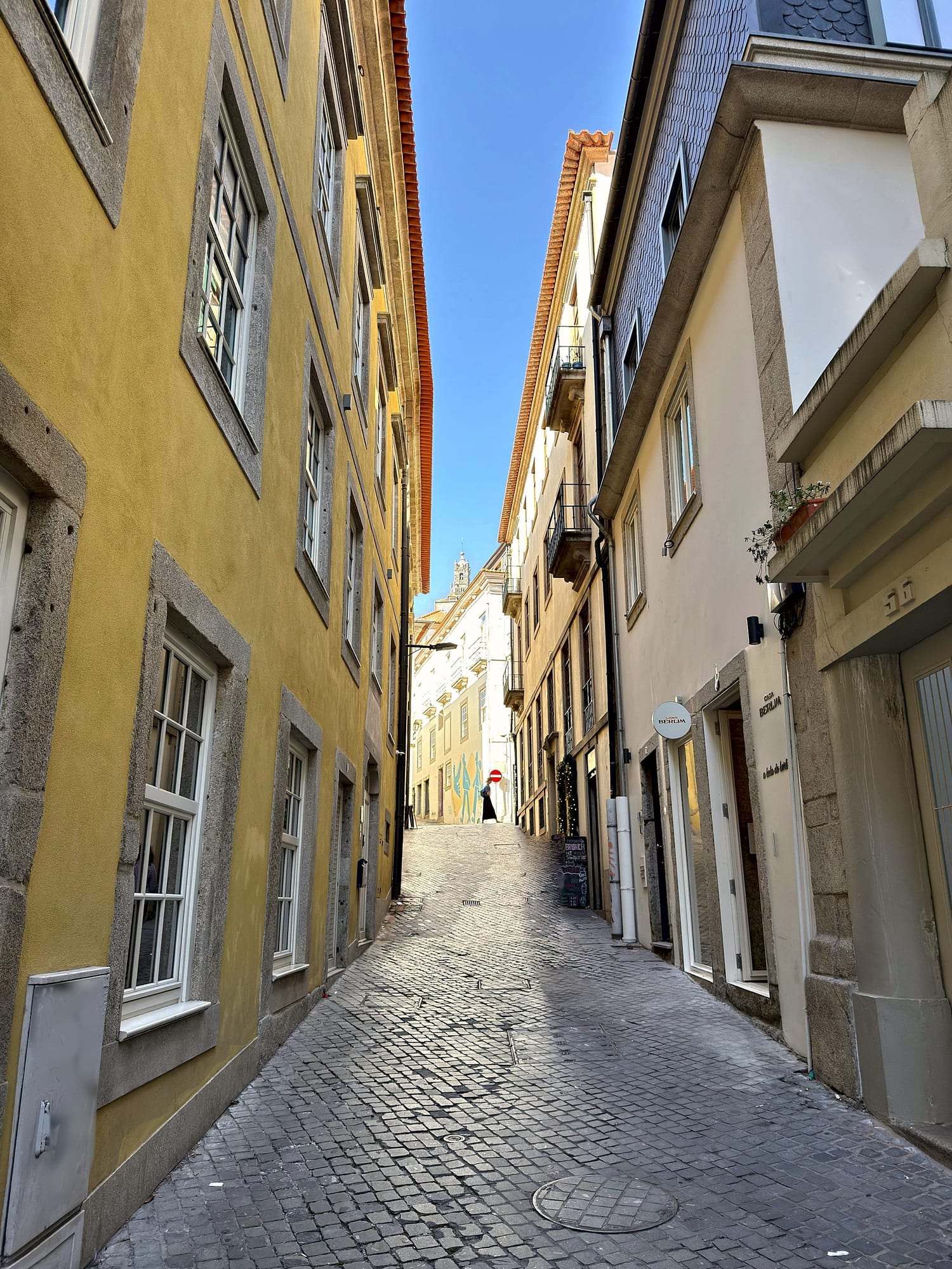 Rua da Ponte Nova, no centro histórico do Porto, com a porta da Casa Berlim à direita